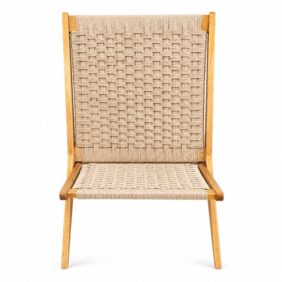 Chaise basse en bois clair, dossier et assise entièrement tissés en corde danoise.