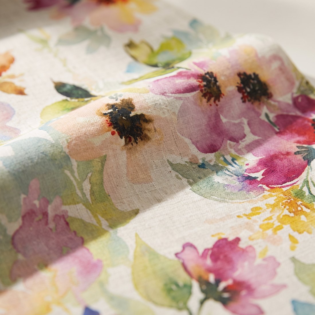 Tissu à motif floral aquarelle sur fond de lin naturel.