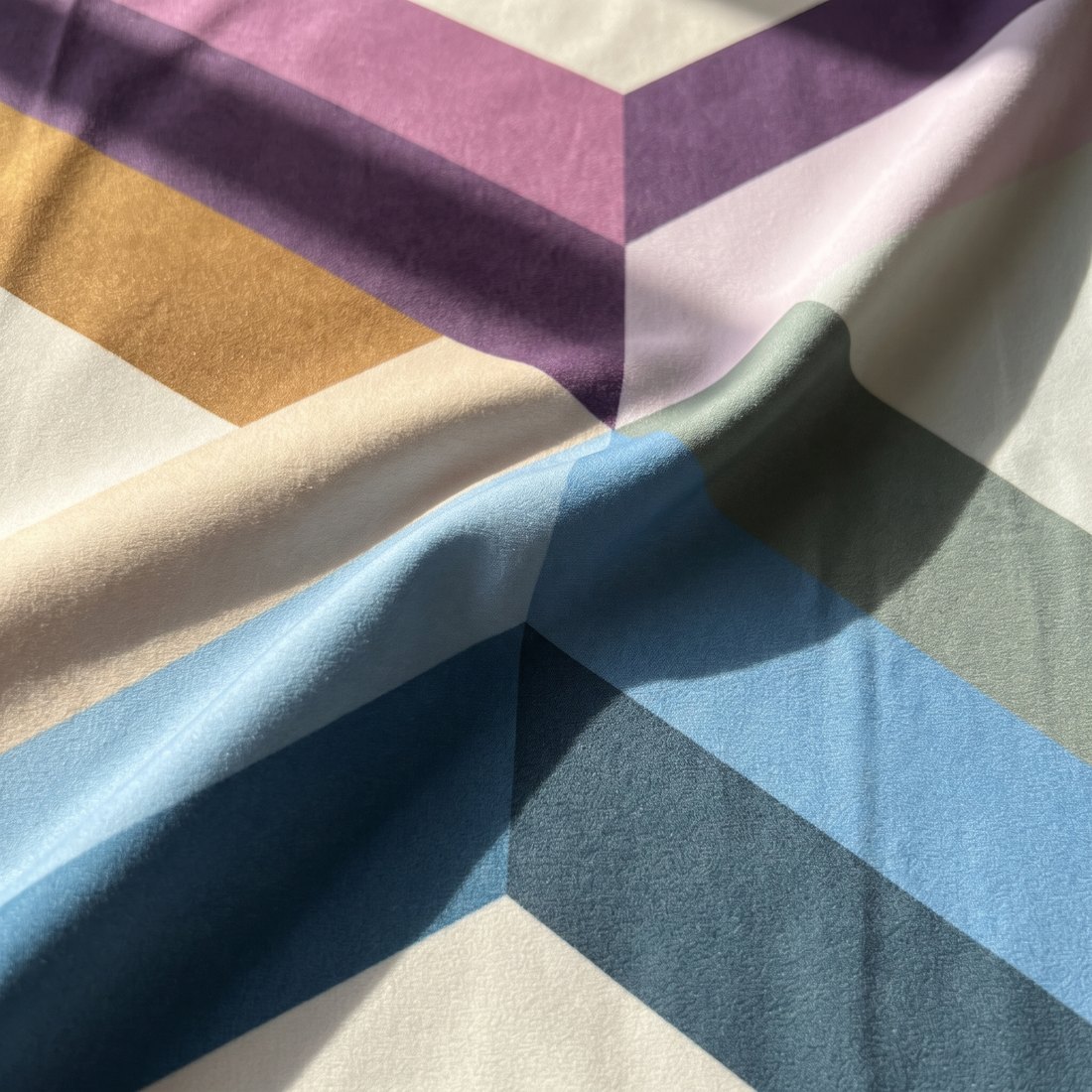 Tissu géométrique à chevrons prune, moutarde et crème.