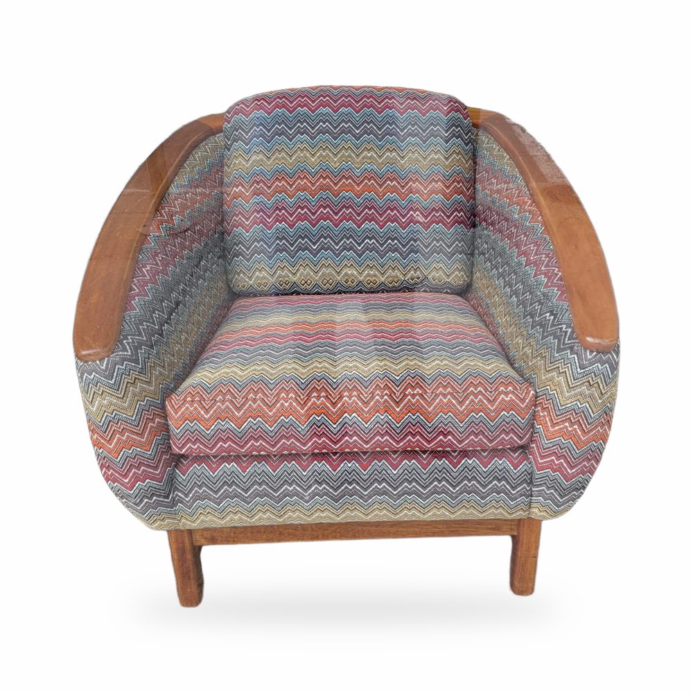 Fauteuil art déco en noyer recouvert d’un tissé à chevrons multicolores.