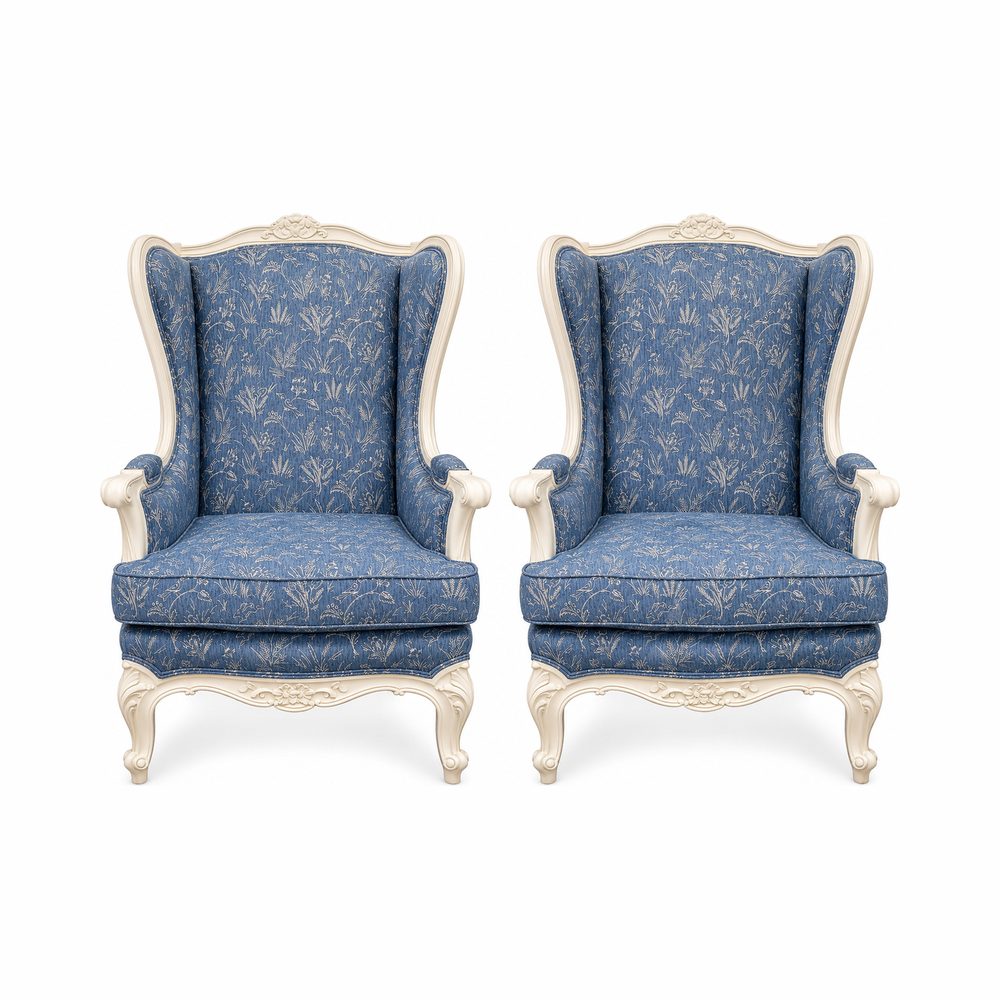 Paire de bergères à oreilles en tissu bleu à motif, bois laqué crème.