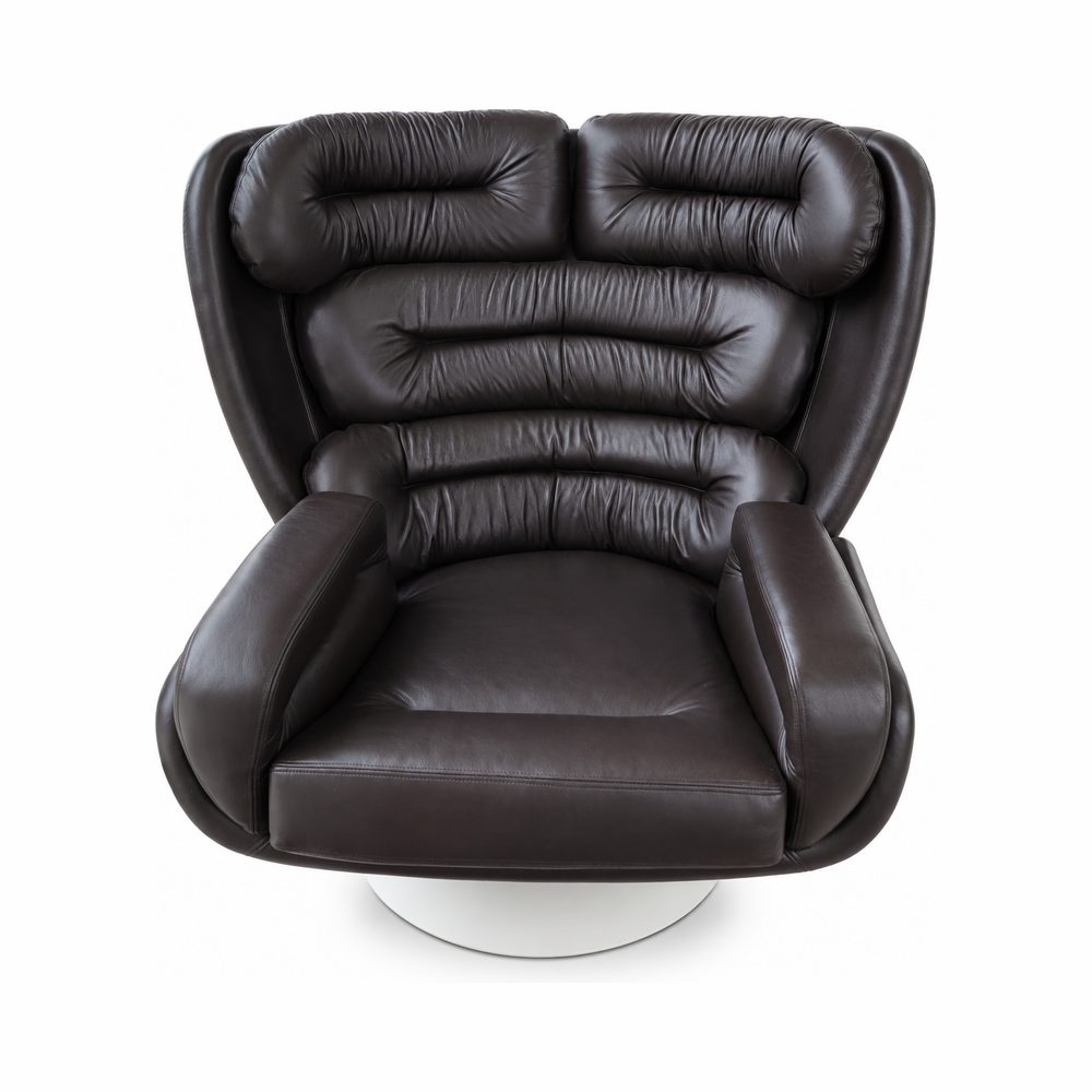 Fauteuil pivotant enveloppant, entièrement refait en cuir brun.