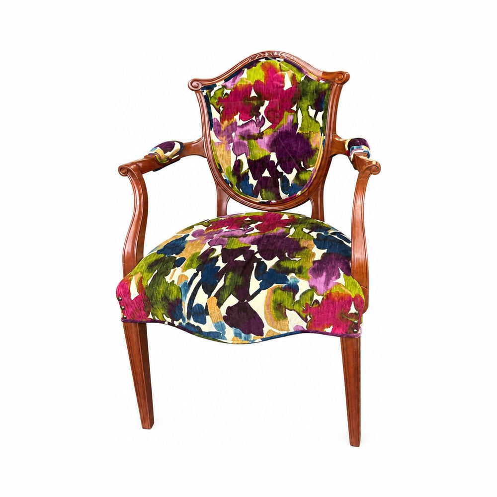 Fauteuil Louis XVI recouvert d’un velours à motif floral vif.