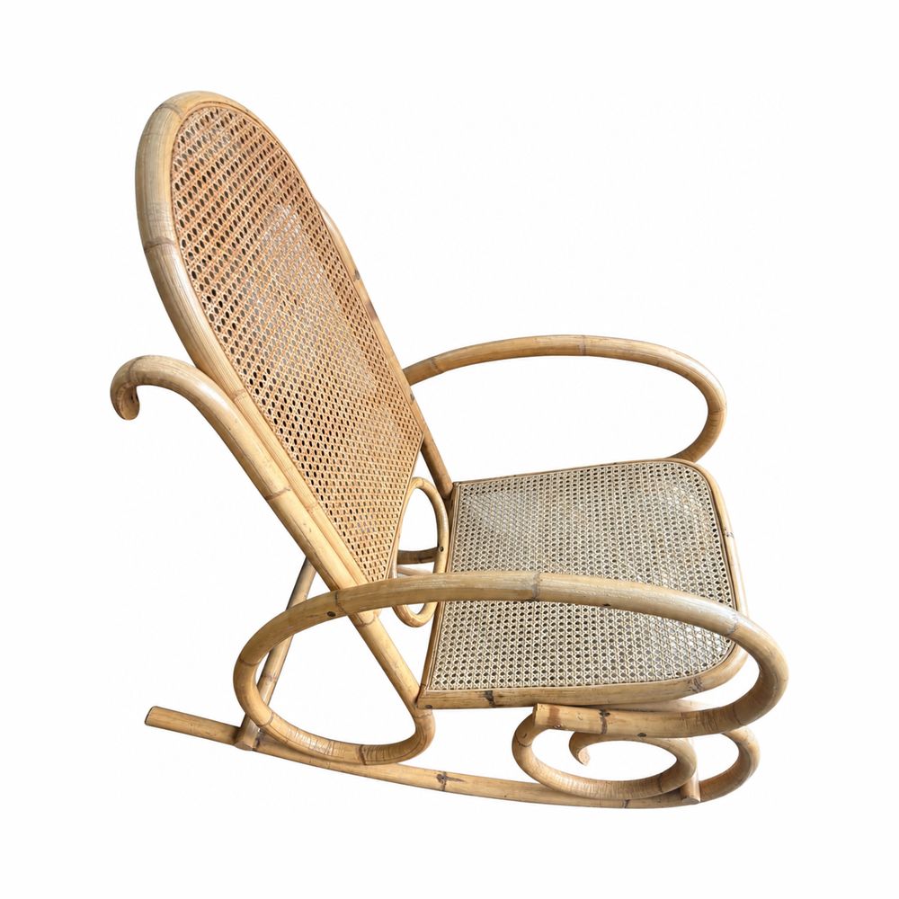 Chaise berçante en rotin dont le dossier et l’assise ont été recannés à la main.